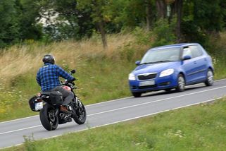 Motorkáři vyjeli. Udělejte jim místo, ne vždy chtějí jet rychle. A pozor na blinkry - Garáž.cz